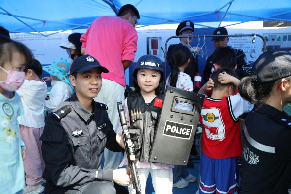 深圳公安举行“走进轨道公安”专场活动 邀请市民体验警营生活