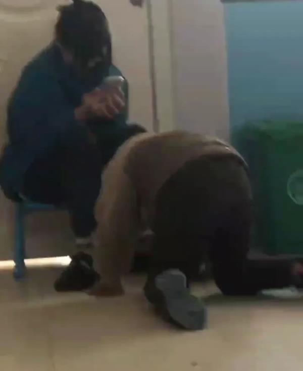 气愤！幼师殴打男童还踩脸？官方：园长停职、涉事幼师开除