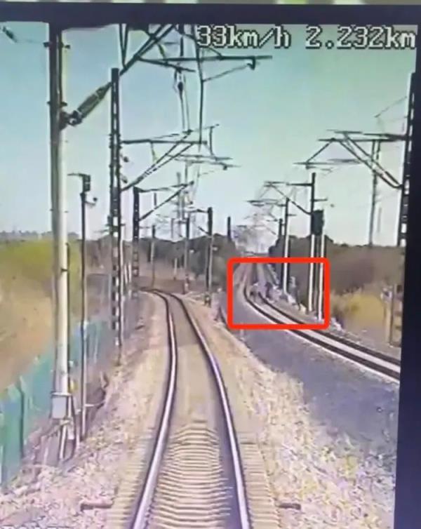 3名男子翻进铁路逼停火车,竟是为了…… 3名男子翻进铁路逼停火车,竟是为了……