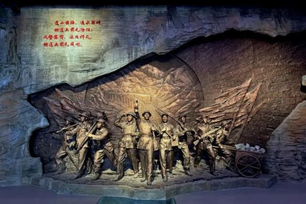 排队爬山?铁道兵顺手修路的地方竟然火了! 排队爬山?铁道兵顺手修路的地方竟然火了!