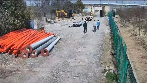 3名男子翻进铁路逼停火车,竟是为了…… 3名男子翻进铁路逼停火车,竟是为了……