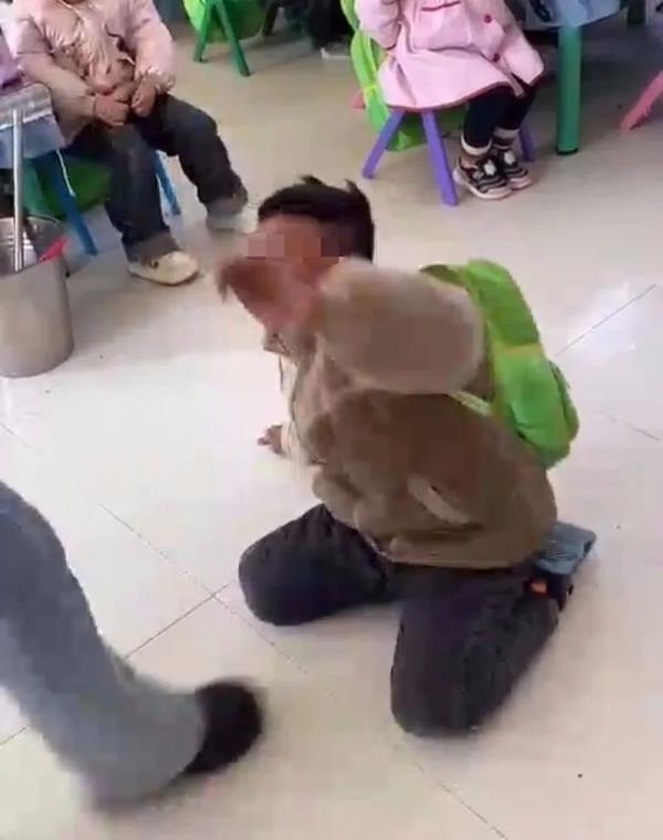 气愤！幼师殴打男童还踩脸？官方：园长停职、涉事幼师开除