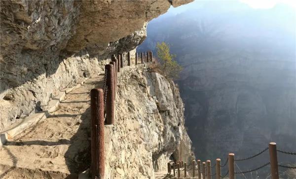 排队爬山?铁道兵顺手修路的地方竟然火了! 排队爬山?铁道兵顺手修路的地方竟然火了!