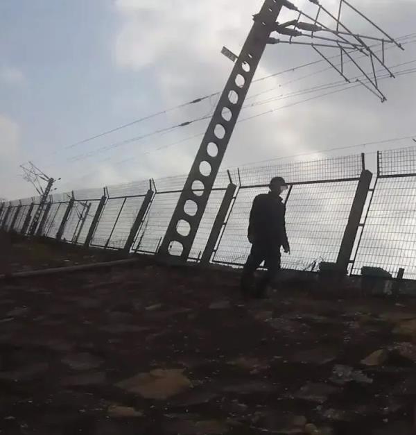 3名男子翻进铁路逼停火车,竟是为了…… 3名男子翻进铁路逼停火车,竟是为了……