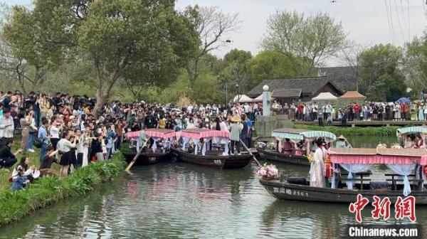 “十二花神”亮相杭州西溪花朝节 现场“天女散花” “十二花神”亮相杭州西溪花朝节 现场“天女散花”