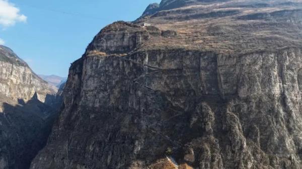 排队爬山?铁道兵顺手修路的地方竟然火了! 排队爬山?铁道兵顺手修路的地方竟然火了!