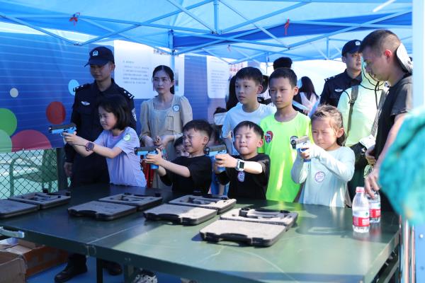深圳公安举行“走进轨道公安”专场活动 邀请市民体验警营生活