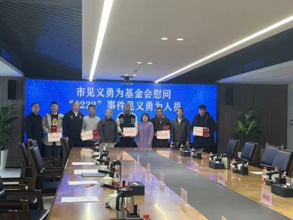 生死关头在断桥拦车的五人,获奖金34000元! 生死关头在断桥拦车的五人,获奖金34000元!