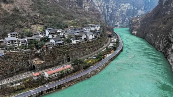 排队爬山?铁道兵顺手修路的地方竟然火了! 排队爬山?铁道兵顺手修路的地方竟然火了!