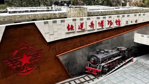 排队爬山?铁道兵顺手修路的地方竟然火了! 排队爬山?铁道兵顺手修路的地方竟然火了!