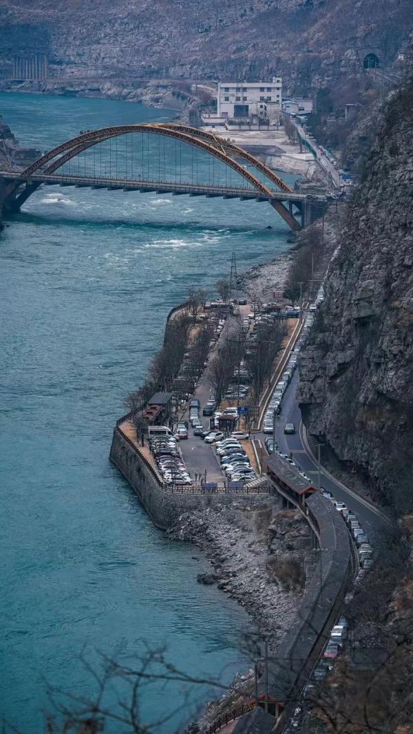 排队爬山?铁道兵顺手修路的地方竟然火了! 排队爬山?铁道兵顺手修路的地方竟然火了!