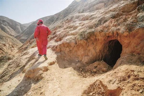 吴忠市红寺堡区,同心县,中卫市中宁县,海原县位于鄂尔多斯盆地西缘