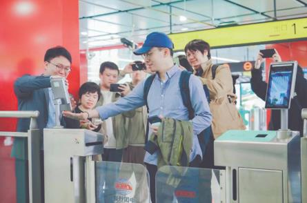 不刷卡、不刷码，“刷掌”就能坐地铁？重庆快了！