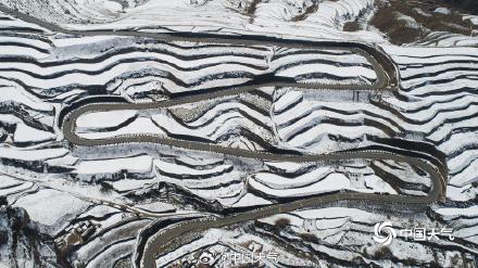 雪后甘肃定西梯田如巨型水墨画