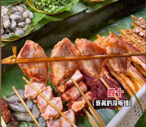 5串烧烤170元?工作人员:明码标价,觉得贵去夜市外吃 5串烧烤170元?工作人员:明码标价,觉得贵去夜市外吃