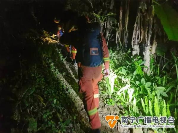 南宁三名大学生相约爬山,一人摔伤被困海拔1400米原林 南宁三名大学生相约爬山,一人摔伤被困海拔1400米原林