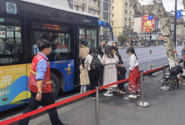 西湖边，这个杭州姑娘火了！每天与500斤的大家伙打交道，一开口，绝了！