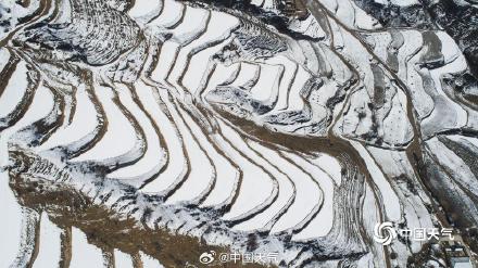 雪后甘肃定西梯田如巨型水墨画