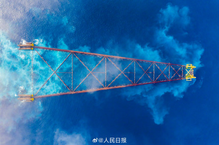亚洲第一深水导管架海基二号海上安装就位