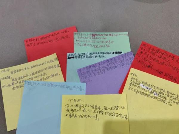女老师"花式"批卷走红！网友直呼：太可爱
