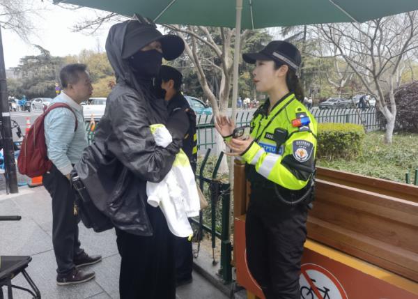 西湖边，这个杭州姑娘火了！每天与500斤的大家伙打交道，一开口，绝了！