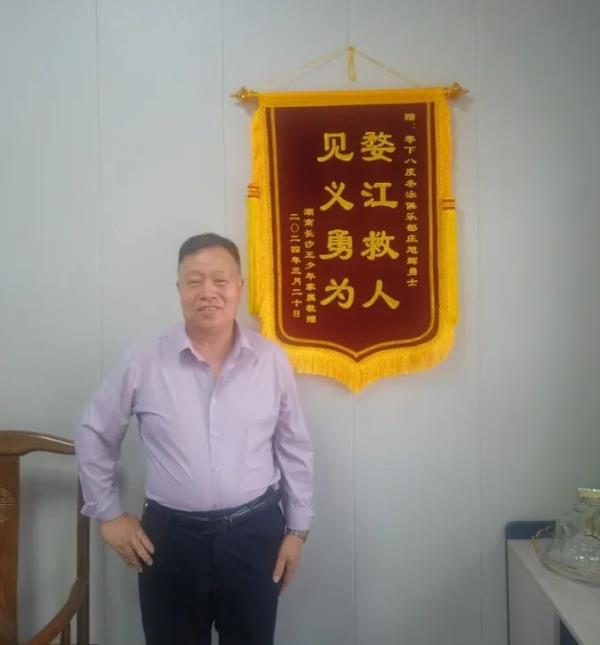 浙江金华6旬大叔跳江救人，事后婉拒10万酬金