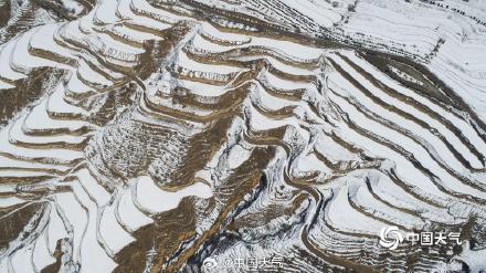 雪后甘肃定西梯田如巨型水墨画