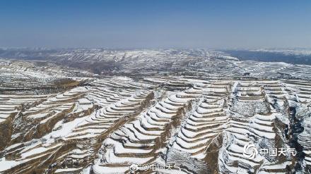 雪后甘肃定西梯田如巨型水墨画