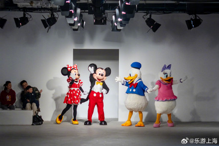 迪士尼携手八家本土独立设计师品牌亮相 2024秋冬上海时装周首日T台 迪士尼携手八家本土独立设计师品牌亮相 2024秋冬上海时装周首日T台