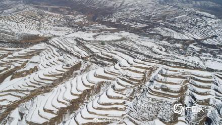 雪后甘肃定西梯田如巨型水墨画