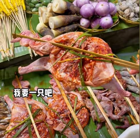 5串烧烤170元?工作人员:明码标价,觉得贵去夜市外吃 5串烧烤170元?工作人员:明码标价,觉得贵去夜市外吃