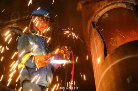 亚洲第一深水导管架海基二号海上安装就位