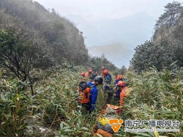 南宁三名大学生相约爬山,一人摔伤被困海拔1400米原林 南宁三名大学生相约爬山,一人摔伤被困海拔1400米原林