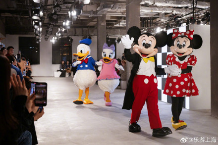 迪士尼携手八家本土独立设计师品牌亮相 2024秋冬上海时装周首日T台 迪士尼携手八家本土独立设计师品牌亮相 2024秋冬上海时装周首日T台