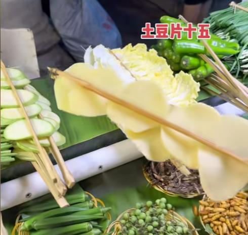 5串烧烤170元?工作人员:明码标价,觉得贵去夜市外吃 5串烧烤170元?工作人员:明码标价,觉得贵去夜市外吃