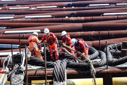 亚洲第一深水导管架海基二号海上安装就位