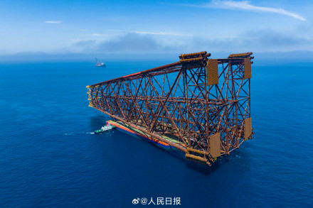 亚洲第一深水导管架海基二号海上安装就位