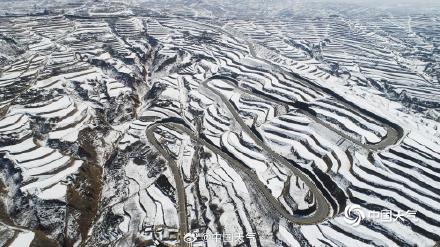 雪后甘肃定西梯田如巨型水墨画