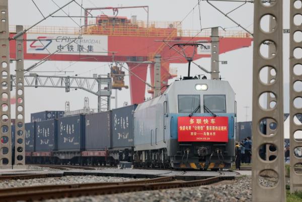 全国首趟快递电商“公转铁”集装箱多联快车班列西安开行 全国首趟快递电商“公转铁”集装箱多联快车班列西安开行