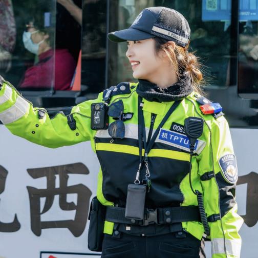 西湖边，这个杭州姑娘火了！每天与500斤的大家伙打交道，一开口，绝了！