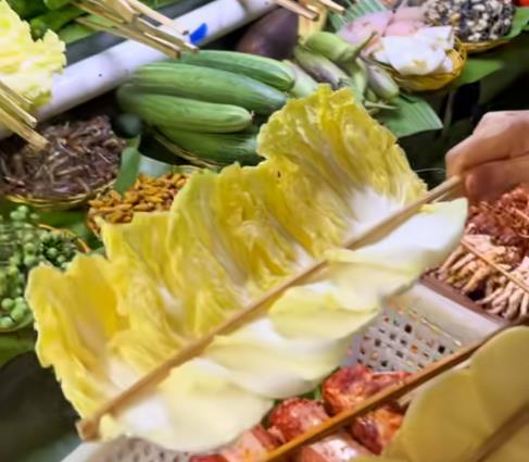 5串烧烤170元?工作人员:明码标价,觉得贵去夜市外吃 5串烧烤170元?工作人员:明码标价,觉得贵去夜市外吃