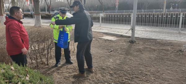 交警巡逻途中偶遇“小狗”  不料竟是国家保护动物！