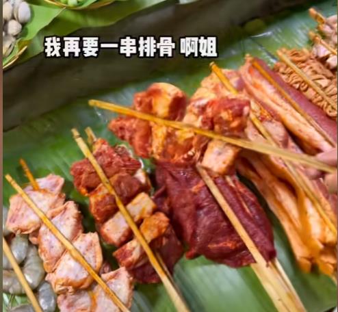 5串烧烤170元?工作人员:明码标价,觉得贵去夜市外吃 5串烧烤170元?工作人员:明码标价,觉得贵去夜市外吃