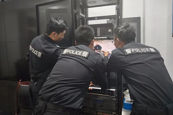 “你相信光吗？不！我相信人民警察”