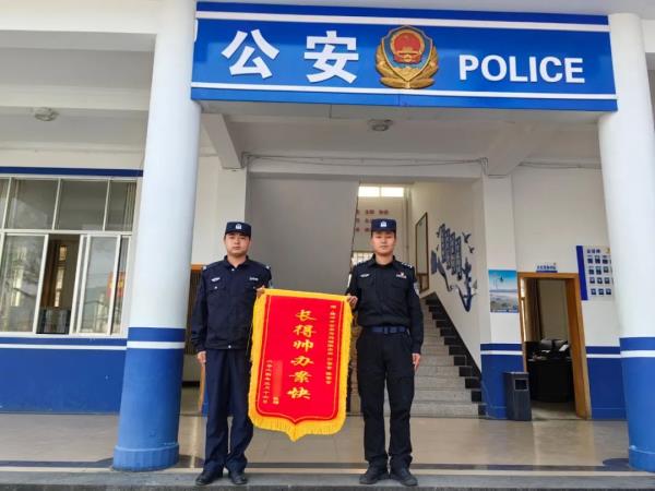 “你相信光吗？不！我相信人民警察”