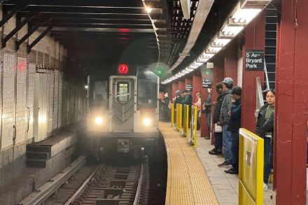 纽约地铁一乘客被推下站台遭碾压身亡