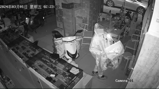 茅台酒失窃之谜：嫌疑人爬 33 层楼“遁形” 民警觅迹追贼