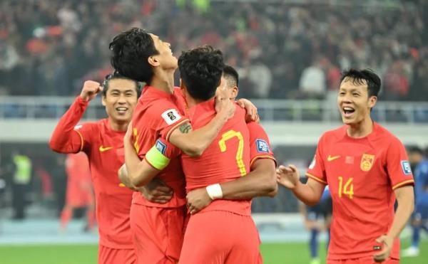 4-1大胜新加坡！国足终于赢了！