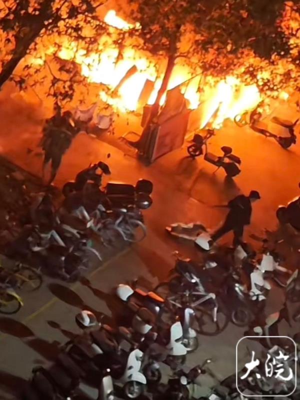 中南大学宿舍楼外凌晨火灾，校方回应：无人员伤亡