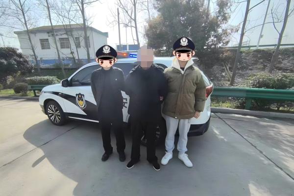 刑满释放男子，刚出监狱大门就又被抓了！